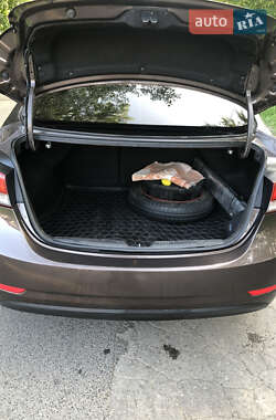 Седан Hyundai Elantra 2015 в 