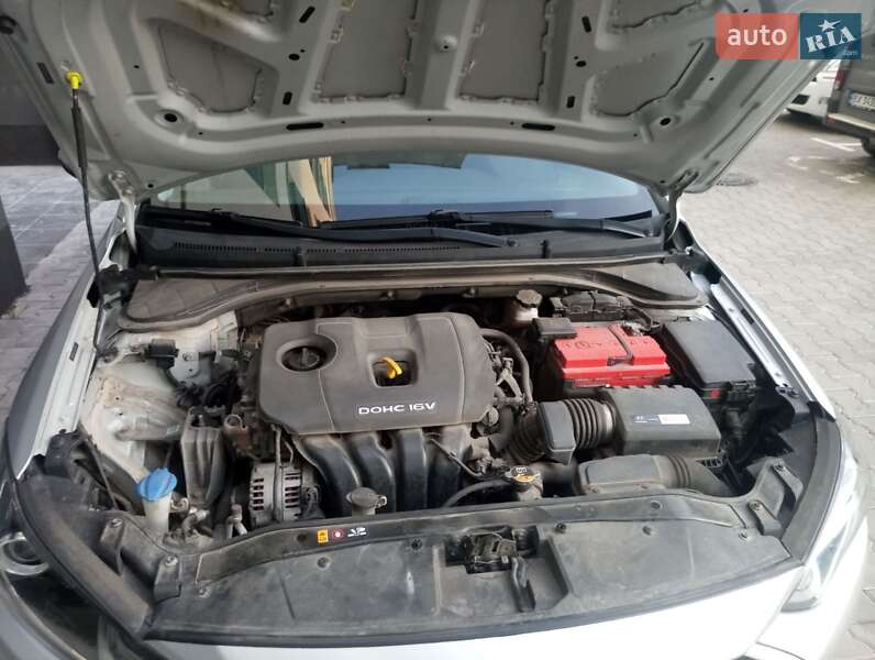 Седан Hyundai Elantra 2017 в Хмельницком