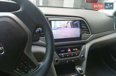 Седан Hyundai Elantra 2017 в 