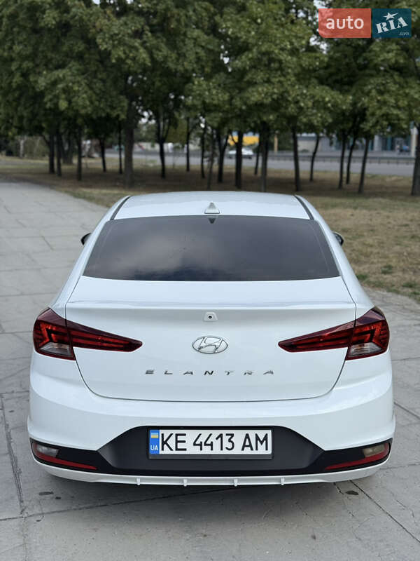 Седан Hyundai Elantra 2019 в Днепре