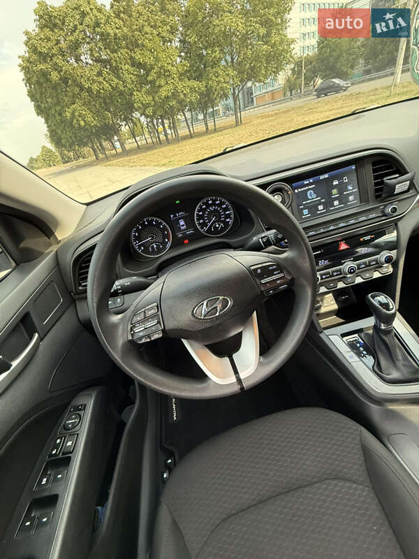 Седан Hyundai Elantra 2019 в Днепре