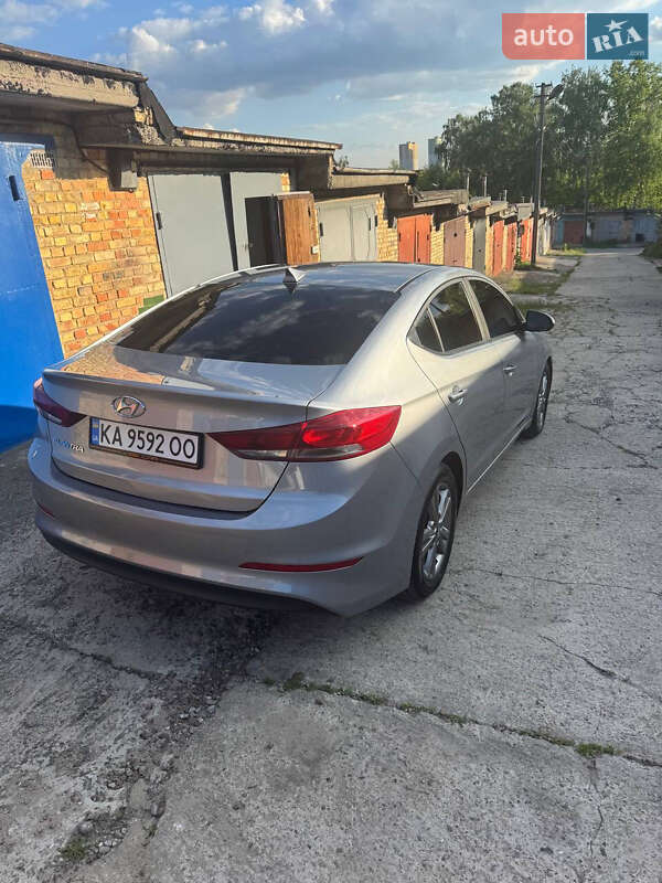 Седан Hyundai Elantra 2016 в Киеве