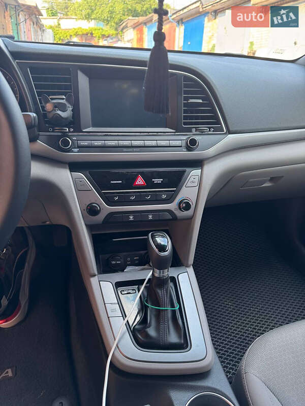 Седан Hyundai Elantra 2016 в Киеве