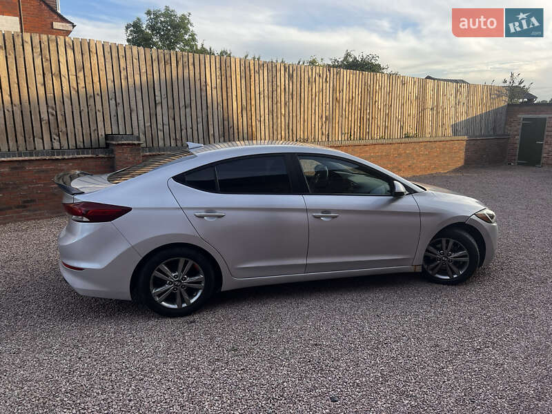 Седан Hyundai Elantra 2017 в Киеве
