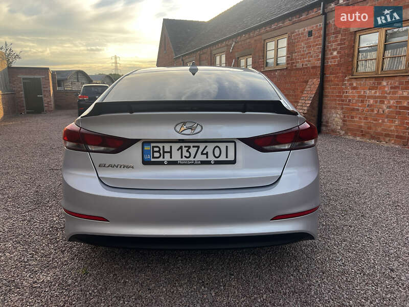Седан Hyundai Elantra 2017 в Киеве