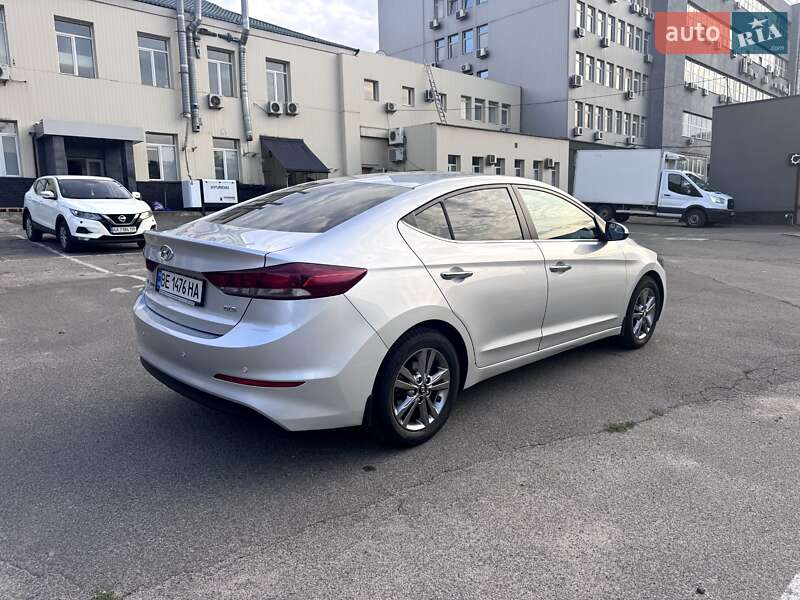 Седан Hyundai Elantra 2016 в Киеве