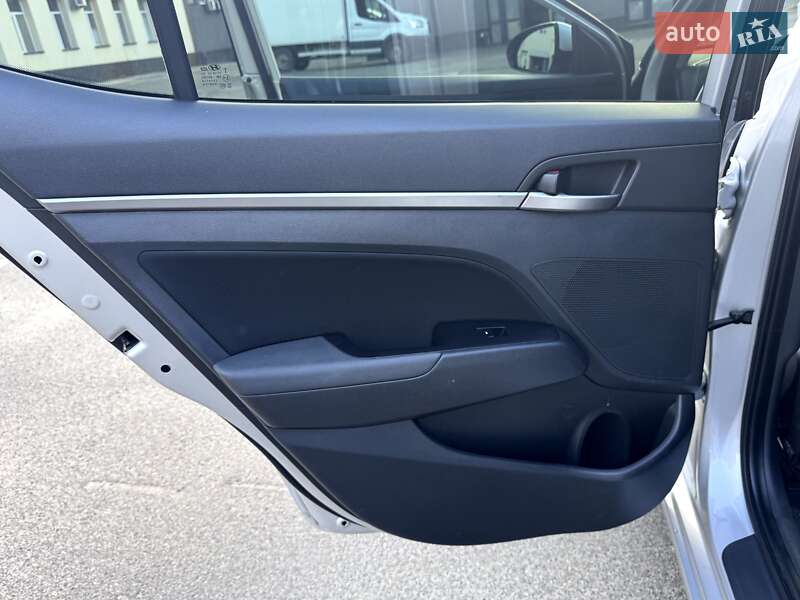 Седан Hyundai Elantra 2016 в Киеве