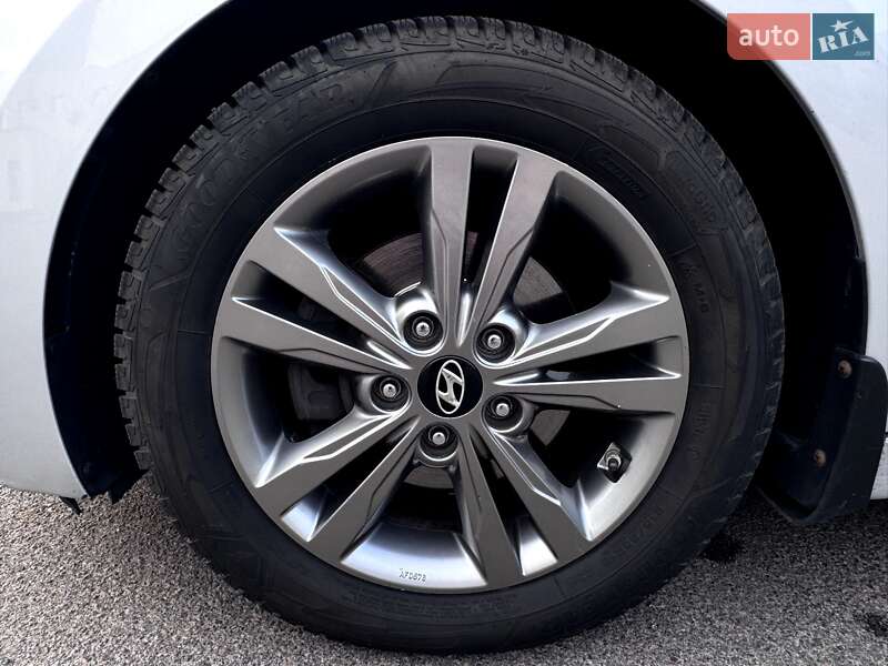 Седан Hyundai Elantra 2016 в Киеве