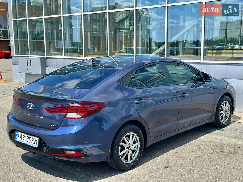 Седан Hyundai Elantra 2019 в Киеве
