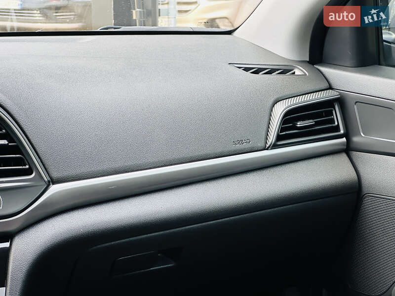Седан Hyundai Elantra 2019 в Харькове