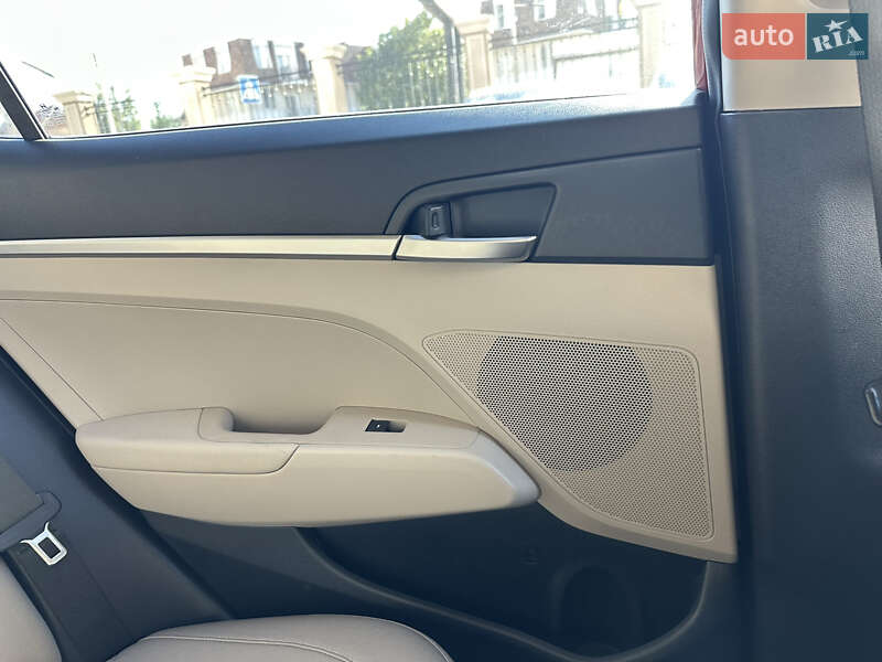 Седан Hyundai Elantra 2019 в Одессе