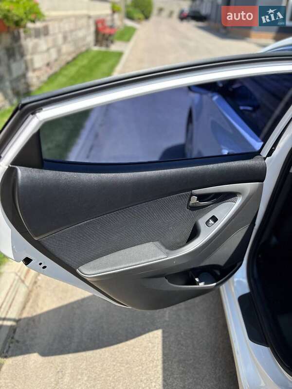 Седан Hyundai Elantra 2013 в Днепре