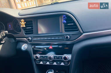 Седан Hyundai Elantra 2018 в 