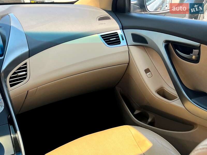 Седан Hyundai Elantra 2013 в Киеве