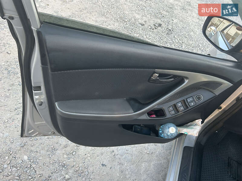 Седан Hyundai Elantra 2012 в Николаеве