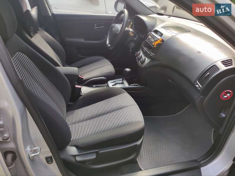 Седан Hyundai Elantra 2010 в Ужгороде