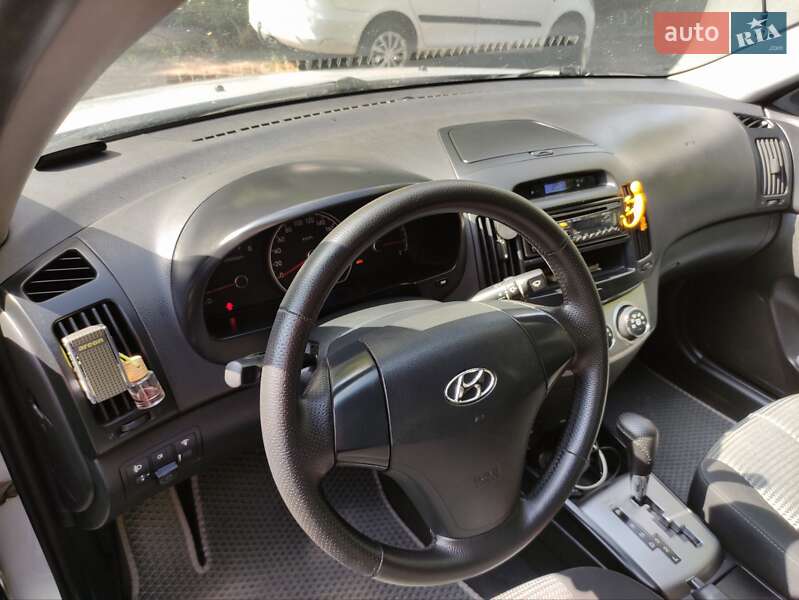 Седан Hyundai Elantra 2010 в Ужгороде