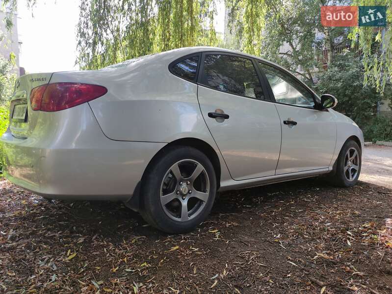 Седан Hyundai Elantra 2010 в Ужгороде