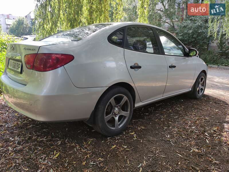 Седан Hyundai Elantra 2010 в Ужгороде