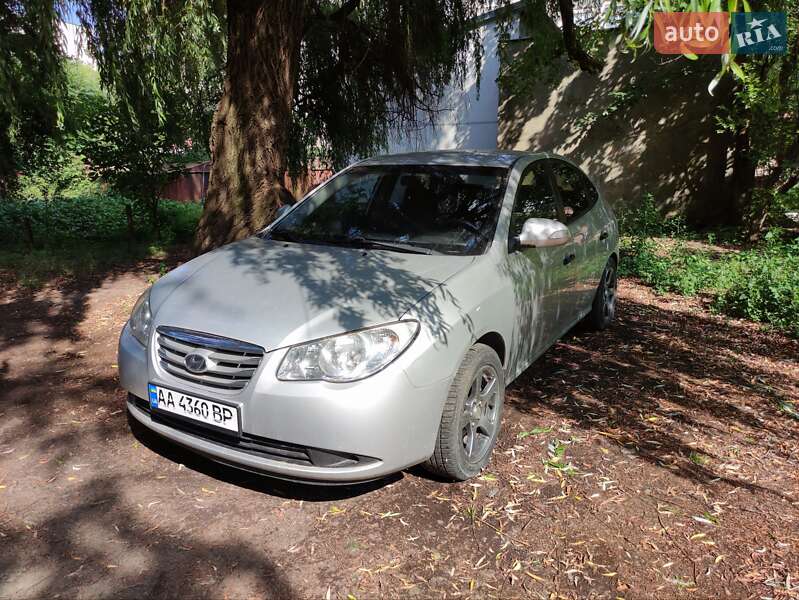 Седан Hyundai Elantra 2010 в Ужгороде