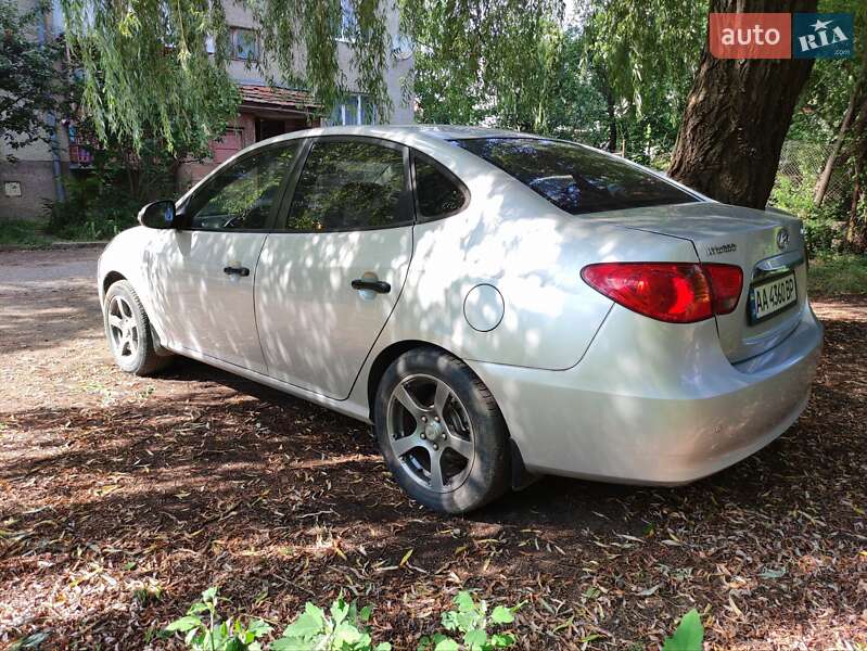 Седан Hyundai Elantra 2010 в Ужгороде