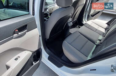 Седан Hyundai Elantra 2017 в 