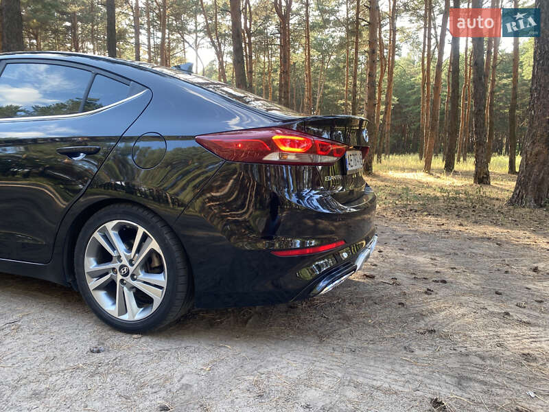 Седан Hyundai Elantra 2017 в Каменском