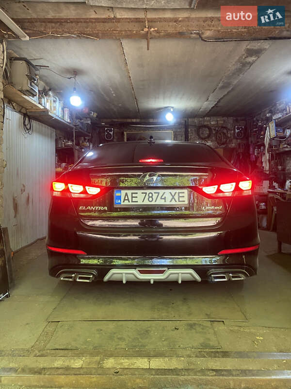 Седан Hyundai Elantra 2017 в Каменском