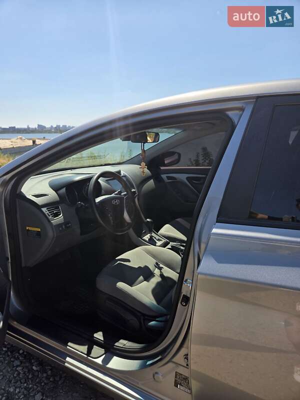 Седан Hyundai Elantra 2013 в Днепре