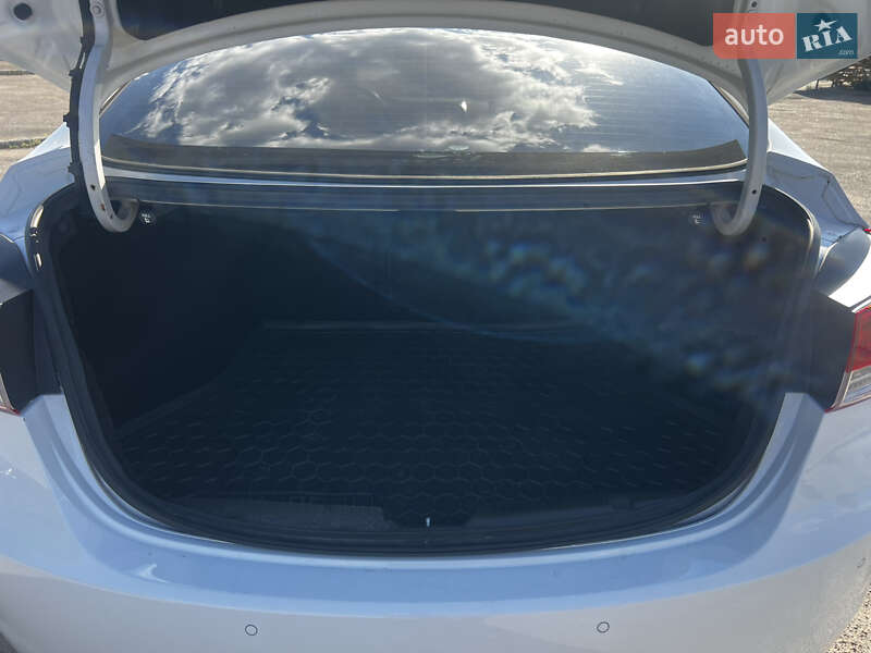 Седан Hyundai Elantra 2012 в Днепре