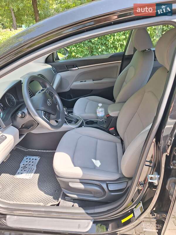 Седан Hyundai Elantra 2017 в Черновцах