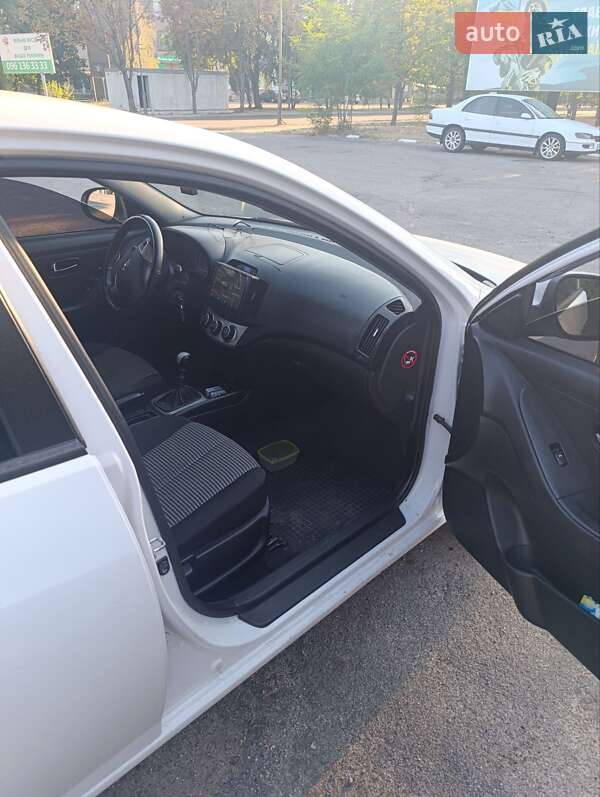 Седан Hyundai Elantra 2011 в Нікополі