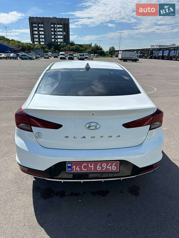 Седан Hyundai Elantra 2019 в Львове