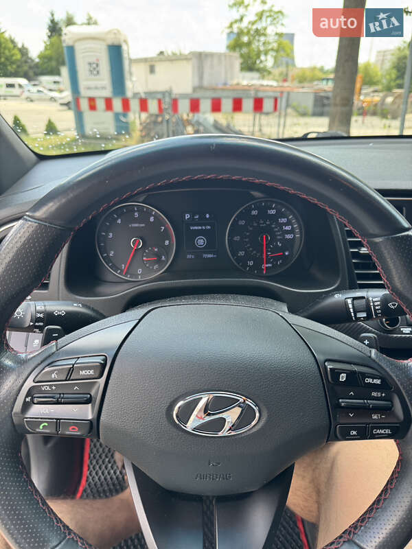 Седан Hyundai Elantra 2017 в Львове