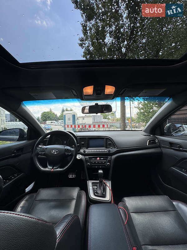 Седан Hyundai Elantra 2017 в Львове