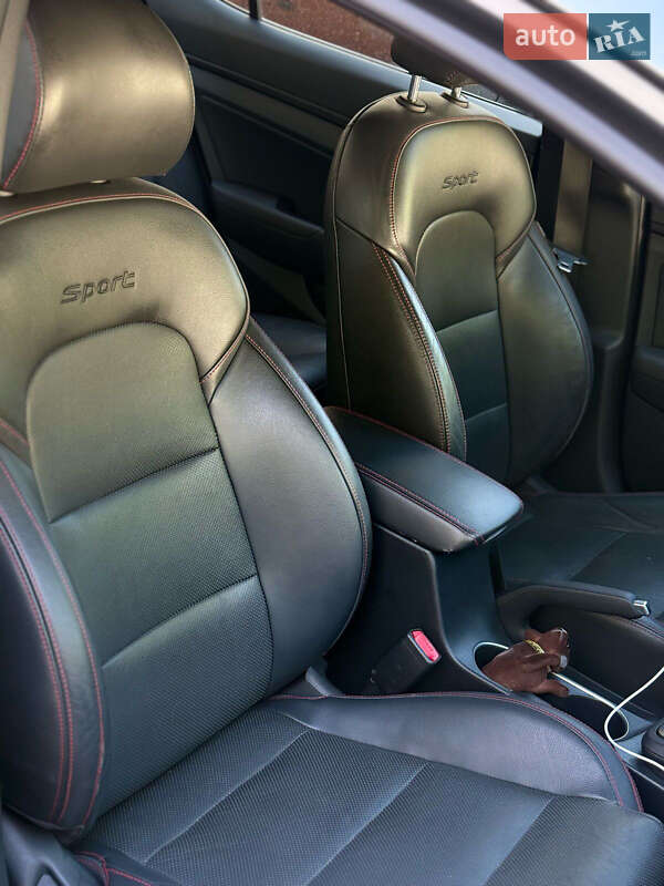 Седан Hyundai Elantra 2016 в Киеве