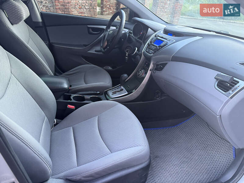 Седан Hyundai Elantra 2013 в Чернігові