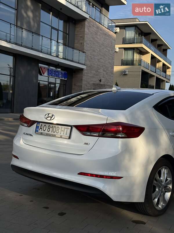 Седан Hyundai Elantra 2016 в Ужгороде