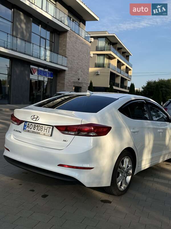 Седан Hyundai Elantra 2016 в Ужгороде