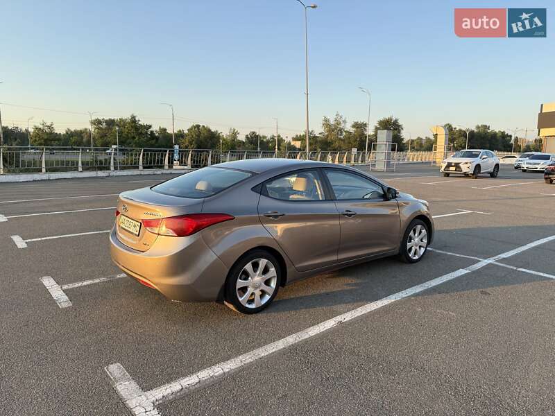 Седан Hyundai Elantra 2012 в Киеве