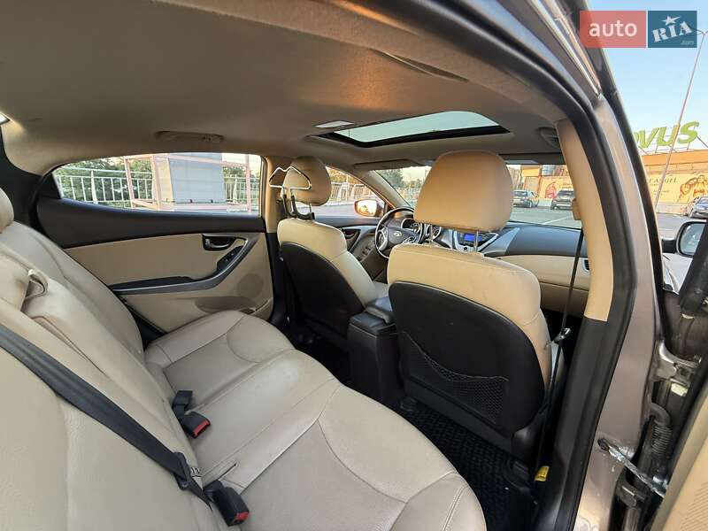 Седан Hyundai Elantra 2012 в Киеве