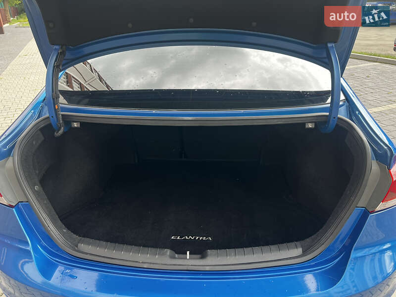 Седан Hyundai Elantra 2017 в Ивано-Франковске