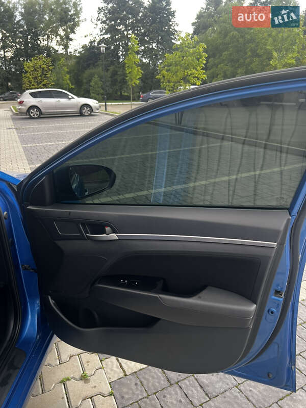 Седан Hyundai Elantra 2017 в Ивано-Франковске