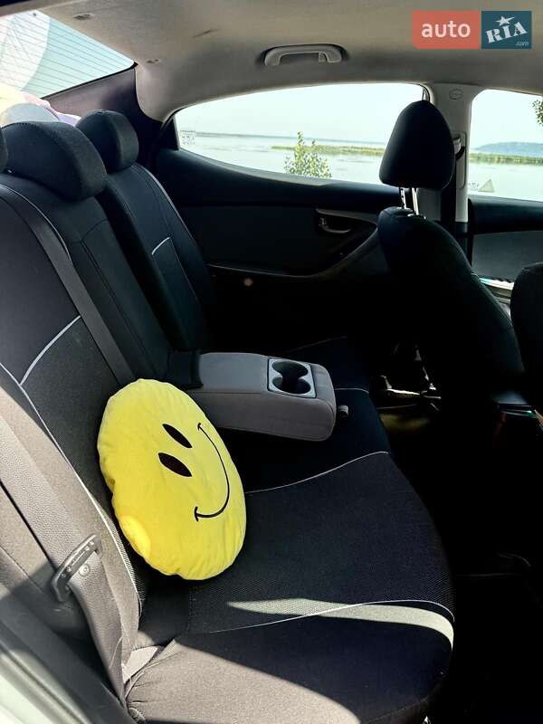 Седан Hyundai Elantra 2015 в Украинке