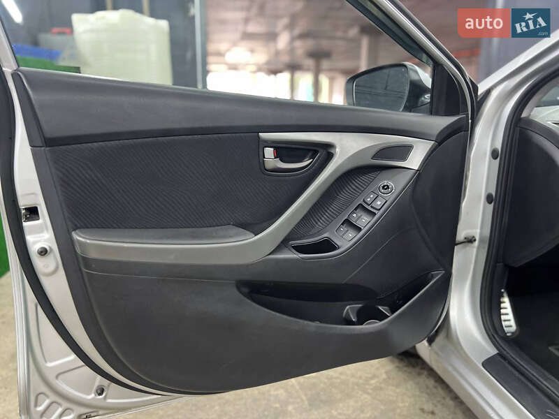 Седан Hyundai Elantra 2012 в Києві фото 5 Седан Hyundai Elantra 2012 в Києві