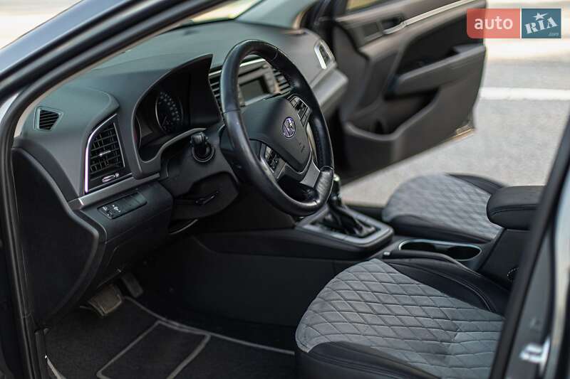 Седан Hyundai Elantra 2016 в Звягеле