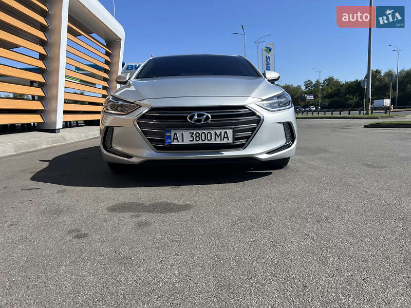 Седан Hyundai Elantra 2016 в Киеве