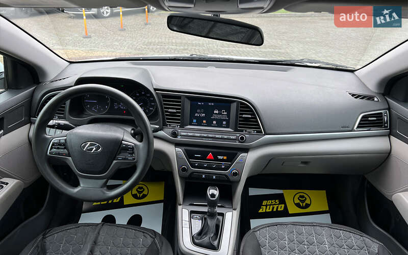 Седан Hyundai Elantra 2016 в Львове