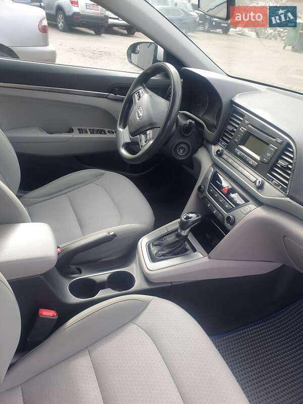 Седан Hyundai Elantra 2016 в Киеве
