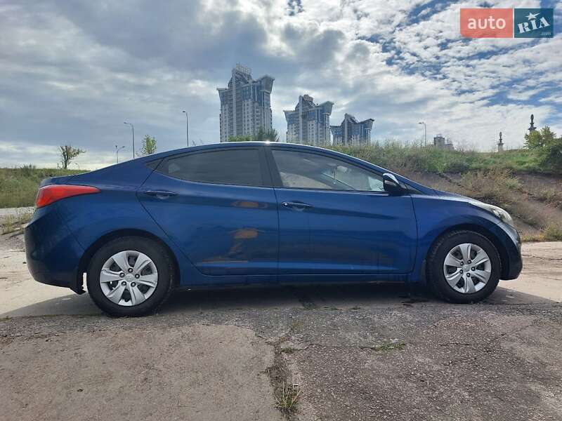 Седан Hyundai Elantra 2012 в Киеве